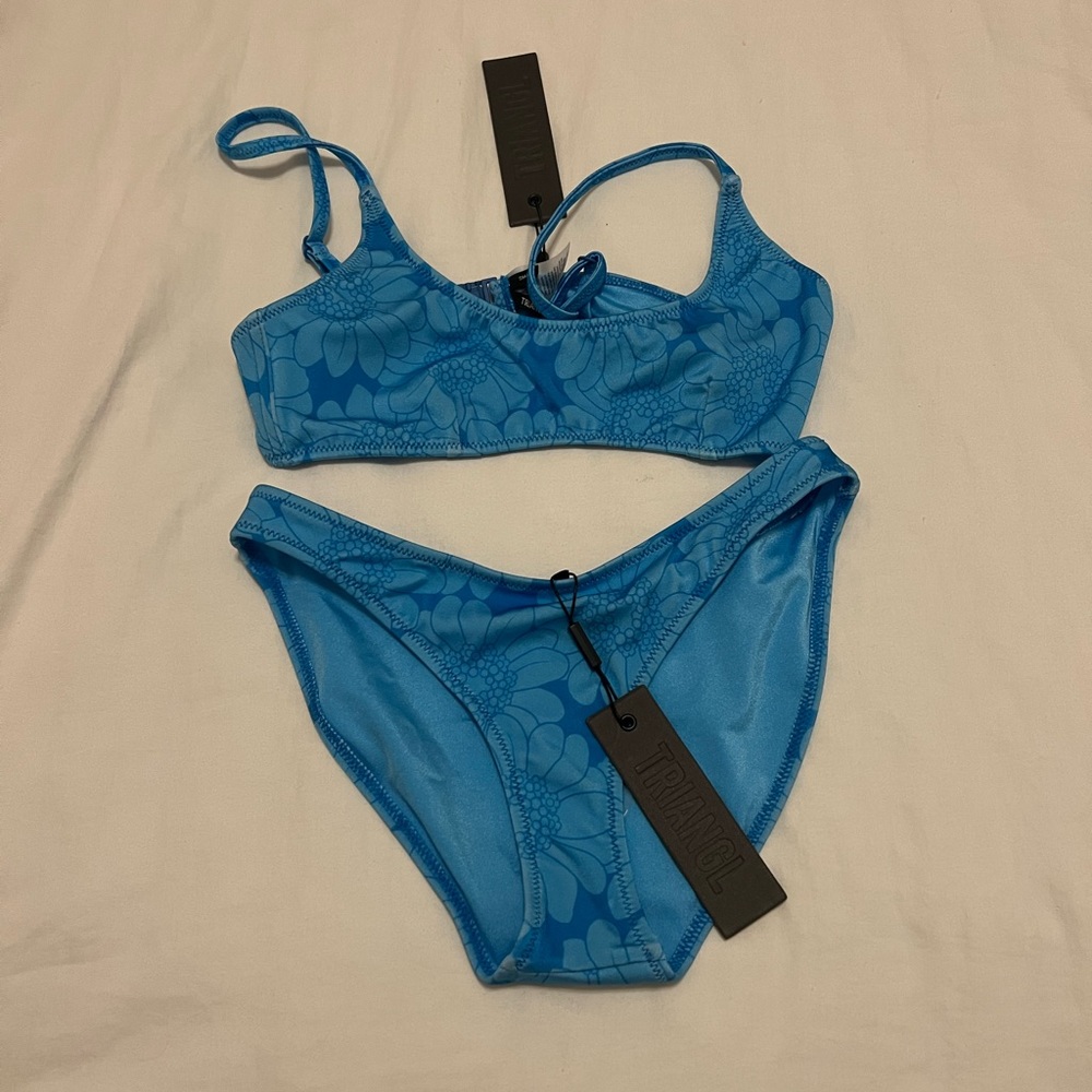 blue triangl bikini!